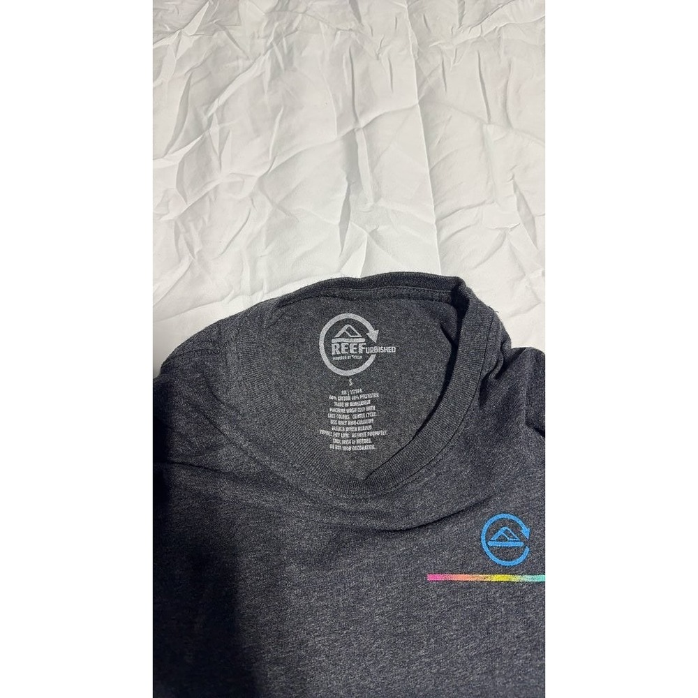 Reef Mens Graphic T-Shirt Mountain Design Dark Gray Heather Small - Picture 3 of 3